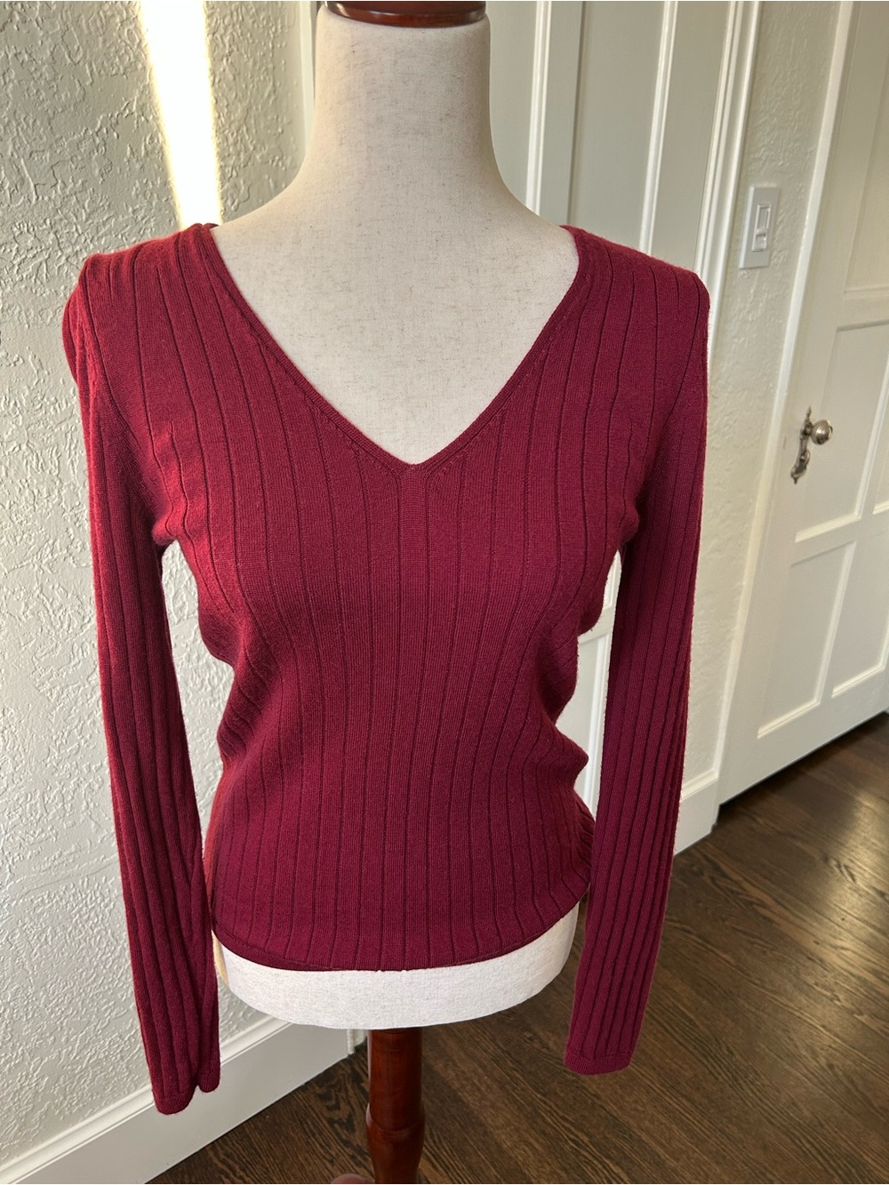 Banana Republic Ribbed V-Neck Sweater in Burgundy Red